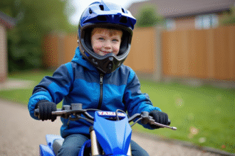 Jeune garçon avec casque sur une moto Yamaha PW 50